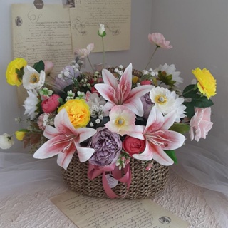 RANGKAIAN BUNGA ARTIFISIAL DALAM VAS ROTAN